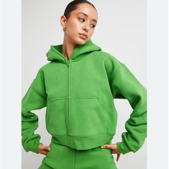 Aritzia Tops - Tna
Cozy Fleece Boyfriend Boxy Zip-Up Hoodie